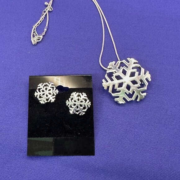 Christmas Silver-Tone Snowflake Pendant/Brooch & Matching Post Earrings - Picture 10 of 12